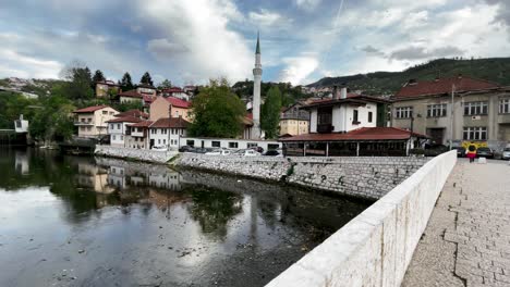 Sarajevo:-Fluss-Miljacka,-Ewige-Flamme,-Wenig-Licht,-Straßenerkundung,-Olympischer-Geist,-Reisen,-Sarajevo,-Historische-Stätten,-Erkunden,-Sonnenuntergang