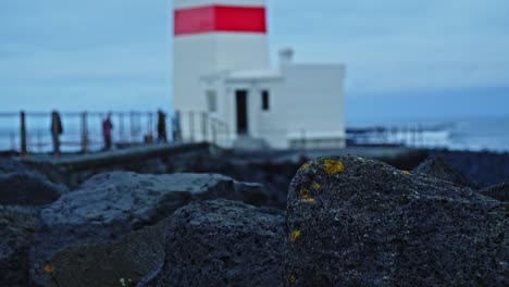 Fokusgestell-Vom-Alten-Leuchtturm-Zum-Schwarzen-Felsen-Am-Pier