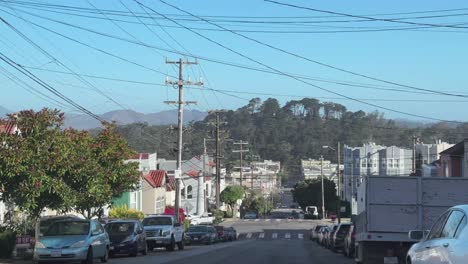 Conduciendo-Por-La-Calle-Residencial-De-San-Francisco-Con-Casas-Tradicionales
