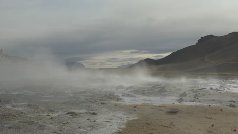 Paisaje-Geotérmico-Islandés-En-La-Niebla