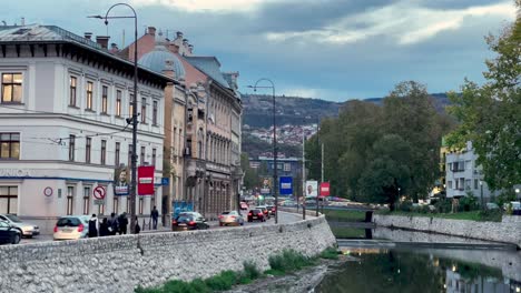 Sarajevo-–-Lateinische-Brücke,-Glockenturm,-Gazi-Husrev-Beg-Moschee,-Olympischer-Geist,-Sebilj-Brunnen,-Historische-Stätten,-Malerischer-Spaziergang,-Bosnien-Und-Herzegowina,-Kopfsteinpflasterstraßen,-Moscheebesuche