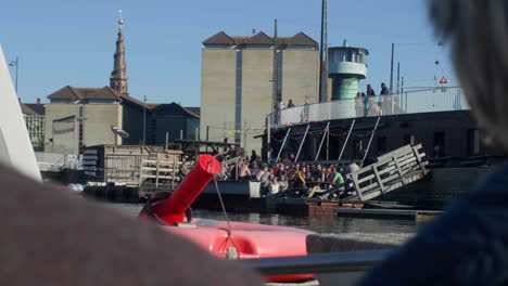 Bootsblick-Auf-Ein-Belebtes-Städtisches-Flussufer-In-Kopenhagen