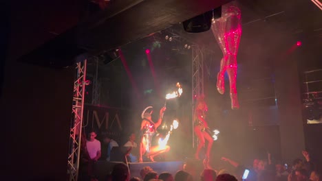 Increíbles-Bailarines-De-Fuego-En-Yuma-Dreamers-Club-Marbella,-Gente-Bailando-Música-Y-Divirtiéndose,-Vida-Nocturna-En-Marbella,-Las-Mejores-Vibraciones-De-Fiesta-En-España,-Espectáculo-De-Fuego-Peligroso,-Toma-De-4k