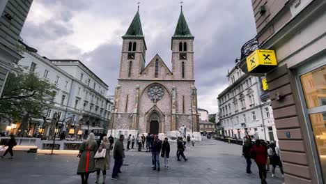 Sarajevo:-Erkunden,-Wahrzeichen,-Sonnenaufgang,-Friedhofsspaziergänge,-Schwaches-Licht,-Sarajevo,-Altstadt,-Sebilj-Brunnen,-Basar-Spaziergänge,-Moscheebesuche,-Weitwinkelobjektiv,-Olympischer-Geist,-Burek,-Kopfsteinpflasterstraßen