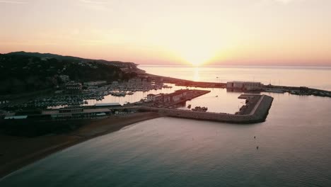Kostbare-Sonnenaufgangsluftaufnahme-Eines-Fischereihafens-An-Der-Katalanischen-Küste