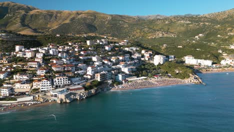 Cine-Con-Drones-Sobre-Una-Popular-Playa-En-Himare,-Albania