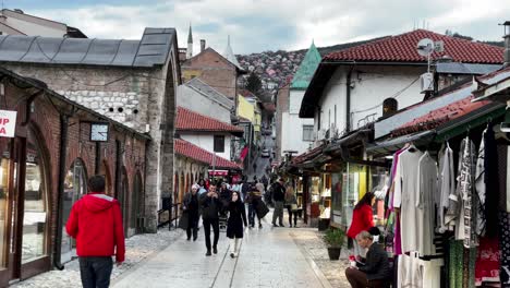 Sarajevo:-Balcanes,-Llama-Eterna,-Teleobjetivo,-Visitas-A-Mezquitas,-Poca-Luz,-Patrimonio-Cultural,-Oriente-Y-Occidente,-Exploración-Callejera,-Baščaršija,-Espíritu-Olímpico
