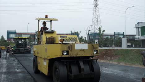 El-Rodillo-Neumático-Y-El-Equipo-De-Compactación-De-Suelo-Pesado,-Terminador-De-Pavimentadora-De-Asfalto,-Se-Utilizan-En-La-Construcción-De-Bases-De-Asfalto-O-Carreteras.