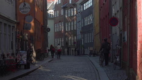 Kopfsteinpflastergasse-Mit-Fußgängern-Und-Fahrrädern-In-Kopenhagen,-Dänemark