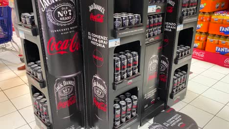 Edición-Limitada-De-Whisky-Jack-Daniels-Coca-Cola-Listo-Para-Beber-Cóctel-En-El-Supermercado-Carrefour-En-Estepona-España,-Marcas-Populares,-4k-Inclinado-Hacia-Arriba