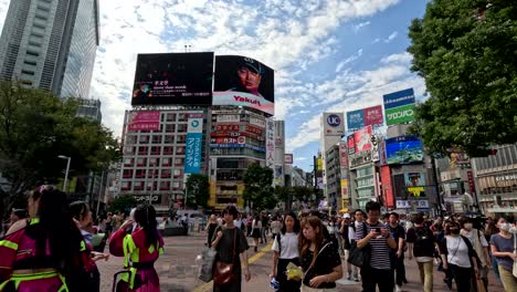 Tagsüber-Laufen-Menschenmassen-Durch-Die-Shibuya-Kreuzung