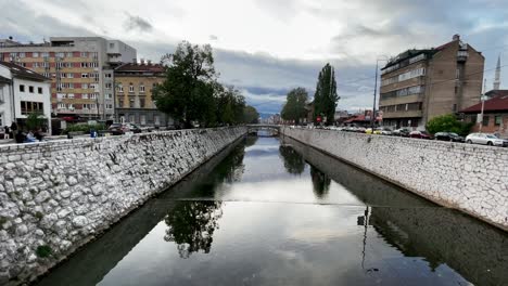 Sarajevo:-Spaziergang-Entlang-Des-Flusses-Miljacka-Mit-Blick-Auf-Die-Brücke-In-Sarajevo