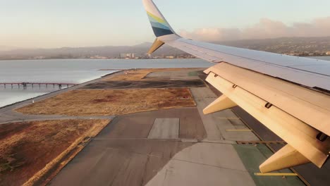 Vuelo-De-Alaska-Aterrizando-En-El-Aeropuerto-Internacional-De-San-Francisco-Al-Amanecer.