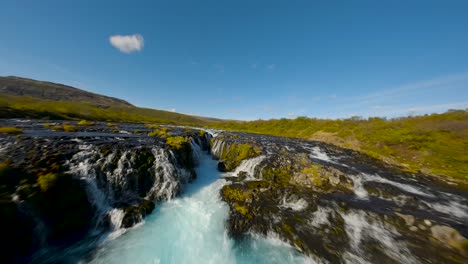 Low-FPV-Aufnahme,-Die-Einen-Kleinen-Isländischen-Bach-Mit-Kleinen-Wasserfällen-In-Einem-Tal-Zeigt