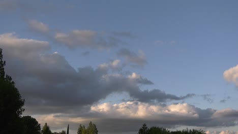 Während-Des-Orangefarbenen-Sonnenuntergangs-Bilden-Sich-Wolken