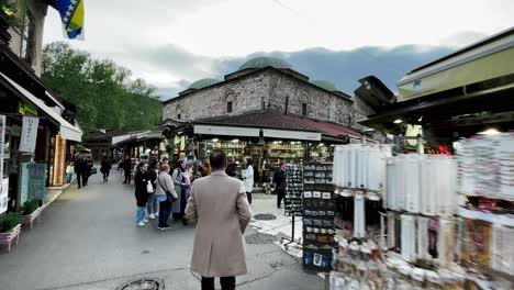 Sarajevo:-Exploración-Callejera,-Río-Miljacka,-Sitios-Históricos,-Poca-Luz,-Espectáculos-Callejeros,-Paisaje-Urbano,-Paseos-Por-El-Cementerio,-Lente-Gran-Angular,-Bosnia-Y-Herzegovina,-Paseos-Por-El-Bazar
