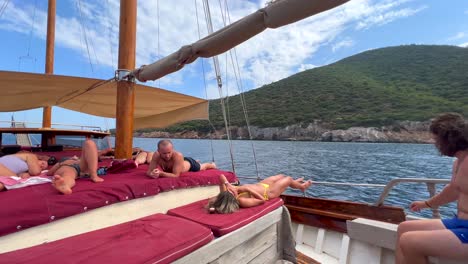 Freunde-Chillen-Und-Entspannen-Auf-Einem-Großen-Boot-In-Bodrum,-Türkei,-Lustiger-Sommerurlaub-Mit-Freunden,-Luxusurlaubsziel,-Sonniger-Meerblick,-4K-Aufnahme