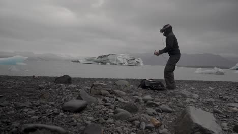 Tourist-Pilot-flying-FPV-drone-by-glacial-lagoon-in-Iceland
