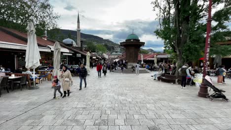 Sarajevo:-Casco-Antiguo,-Paseos-Por-El-Cementerio,-Lugares-Emblemáticos,-Baščaršija,-Puesta-De-Sol,-Exploración,-Paseos-Por-El-Cementerio,-Lugares-Emblemáticos,-Teleobjetivo,-Cultura-Del-Café