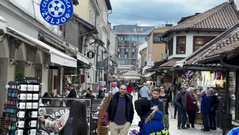 Sarajevo:-Sebilj-Brunnen,-Fluss-Miljacka,-Historische-Stätten,-Wenig-Licht,-Straßenaufführungen,-Sonnenaufgang,-Sarajevo,-Wahrzeichen,-Uhrturm,-Straßenerkundung,-Basar