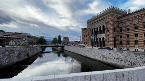 Sarajevo:-Lateinische-Brücke,-Glockenturm,-Gazi-Husrev-Beg-Moschee,-Olympischer-Geist,-Sebilj-Brunnen,-Historische-Stätten,-Malerischer-Spaziergang,-Bosnien-Und-Herzegowina,-Kopfsteinpflasterstraßen,-Moscheebesuche