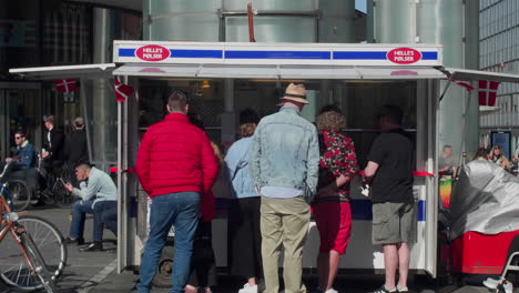 People-queuing-at-a-street-food-kiosk