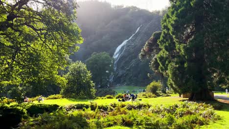 Soleado-Picnic-Familiar:-Reunión-Alegre-Junto-A-La-Cascada-Powerscourt-En-Wicklow,-Irlanda