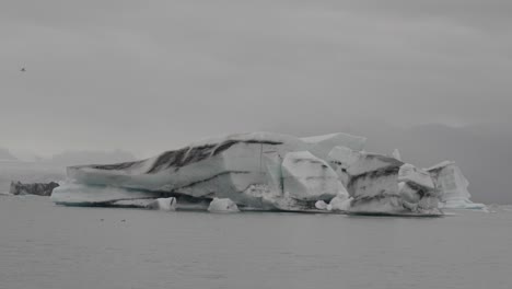 Auffälliger-Eisberg,-Der-In-Der-Gletscherbucht-Islands-Treibt