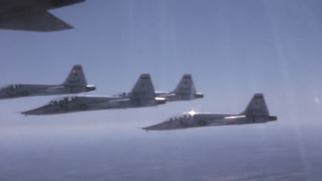 Densa-Formación-De-Aviones-Estadounidenses-De-Los-Años-60:-Demostración-De-Habilidades-De-Los-Pilotos-De-La-OTAN-Desde-El-Punto-De-Vista-De-La-Cabina