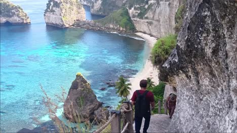 Diamond-beach,-hidden-beach-located-at-the-bottom-of-a-sheer-cliff-on-the-eastern-tip-of-the-Nusa-Penida-island,-Bali