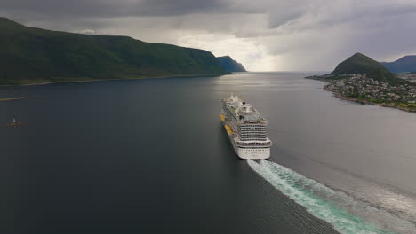 Luftaufnahme-Eines-Kreuzfahrtschiffes,-Das-Vor-Der-Küste-Von-Ålesund,-Norwegen,-Ablegt