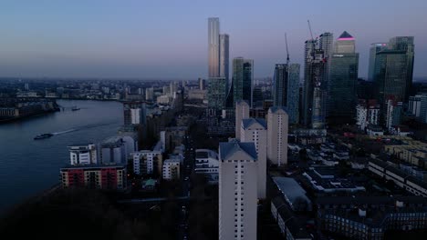 Vista-Aérea-De-La-Hora-Azul-De-Canary-Wharf-Y-Docklands-En-La-Orilla-Del-Río-Támesis,-Londres