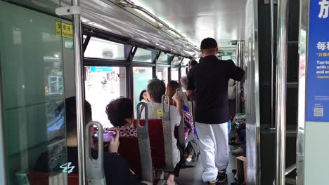 Primer-Día-De-Turistas-Asombrados-Por-La-Infraestructura-De-La-Ciudad-De-Hong-Kong-Desde-Un-Tranvía.