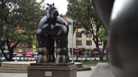 Skulptur-Eines-Pferdes-Auf-Einer-Straße-In-Kolumbien