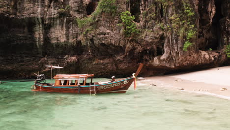 Luftaufnahme-Eines-Longtail-Bootes-Am-Strand-In-Krabi,-Thailand