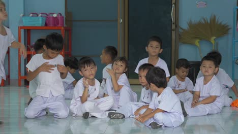 Los-Jóvenes-Estudiantes-Tailandeses-Se-Mantienen-Unidos,-Saludan-Alegremente-A-La-Cámara-Y-Encarnan-La-Vitalidad-De-La-Educación-Con-Sus-Uniformes-Escolares-Blancos.