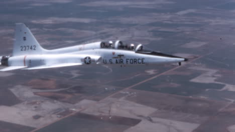 Vuelo-En-Formación-De-Aviones-De-Combate-Estadounidenses-De-Los-Años-60-Sobre-El-Desierto