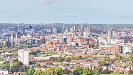 Aufsteigende-Drohnenaufnahme-Der-Stadt-Leeds-Mit-Skyline-An-Einem-Sonnigen-Tag-Im-Vereinigten-Königreich---Panoramablick