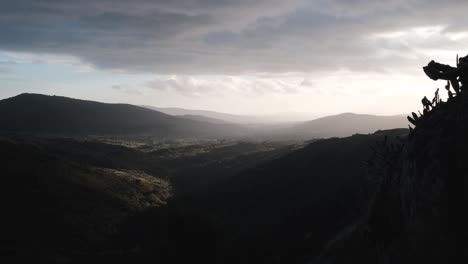Landschaftsansicht-Von-Der-Burg-Sortelha-In-Portugal-Mit-Dunklen-Wolken-Und-Sonnenstrahlen,-Die-Durchkommen