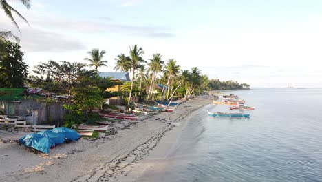 Philippinisches-Dorf-Mit-Bunten-Fischerbooten-Am-Tropischen-Strand-Bei-Sonnenuntergang,-Siargao