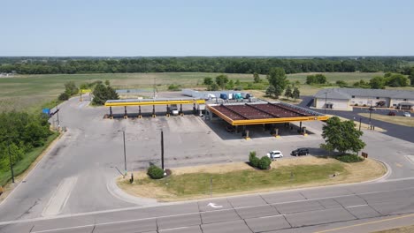 Raststätte-Mit-Tankstelle-Am-Straßenrand-Der-Autobahn,-Luftaufnahme