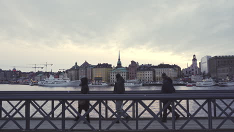 Es-Wurde-Festgestellt,-Dass-Fußgänger-Während-Des-Sonnenuntergangs-Auf-Einer-Der-Stockholmer-Brücken-Spazieren-Gehen