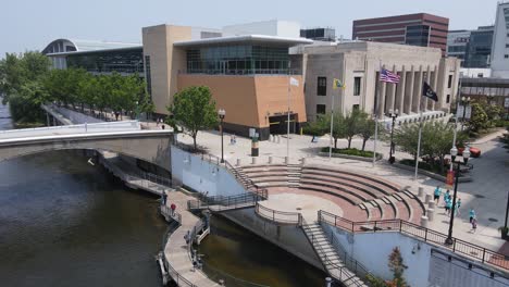 Paseo-Fluvial-Frente-Al-Centro-De-Convenciones-Devos,-Grand-Rapids,-Michigan,-Estados-Unidos,-Vista-Aérea-Ascendente