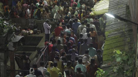 Crowd-of-Hindu-devotees-approaching-Kushavarta-Kund-to-take-holy-dip-early-morning-during-the-month-of-Shravana-near-Trimbakeshwar-temple