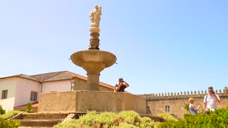 Turistas-Tomando-Fotografías-Del-Hermoso-Jardín-Del-Palacio-Episcopal-En-Braga,-Portugal
