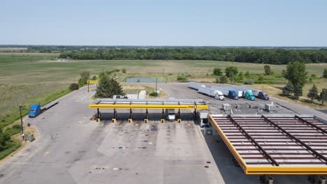 Tankstelle-Und-Raststätte-In-Michigan,-USA,-Luftaufnahme