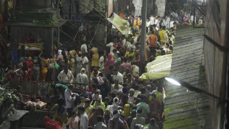 Multitud-De-Devotos-Hindúes-Atkushavarta-Kund-Para-Tomar-Un-Baño-Sagrado-Temprano-En-La-Mañana-Durante-El-Mes-De-Shravana-Cerca-Del-Templo-Trimbakeshwar