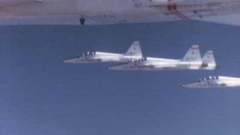 Formación-Apretada-De-Garras-Usaf-T-38-De-Los-Años-60---Pov-De-Cabina-De-Combate-En-El-Cielo-Azul