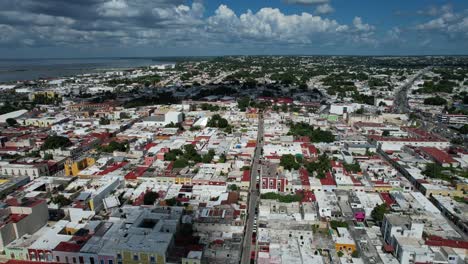Disparo-Lateral-De-Un-Dron-De-La-Ciudad-Amurallada-De-Campeche-En-México