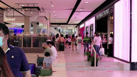 El-Vestíbulo-De-Un-Popular-Centro-Comercial-En-Bangkok,-Tailandia,-Está-Lleno-De-Compradores-Y-Turistas-Que-Compran-Las-últimas-Tendencias-En-Moda-Y-Marcas-De-Diseñadores.